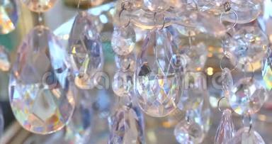 豪华水晶的经典吊灯。 合上一盏豪华吊灯的漂亮水晶。 糖果店背景