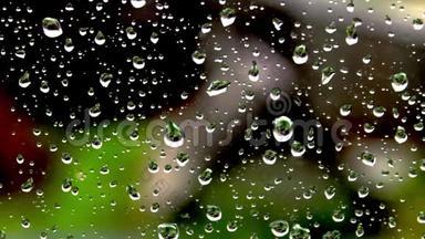 在绿色背景的窗户玻璃上滴下的<strong>雨水</strong>