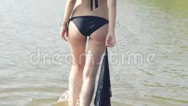 <strong>回头</strong>看看穿泳衣的女孩在河上和布在水上。 慢慢地