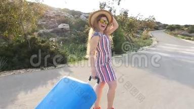 幸福的女人带着手提箱在路上行走