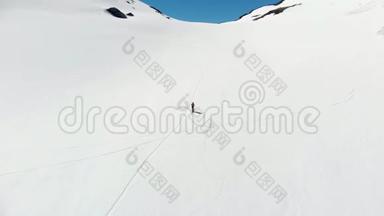 空中飞行：飞越徒步旅行者，朝<strong>雪山</strong>顶走去，滑雪观光登山<strong>雪山</strong>，阿尔卑斯山全景