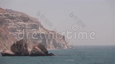 这座山流入大海，海岸有岩石，蓝天，沙滩，海浪，希腊，塞浦路斯，游泳池