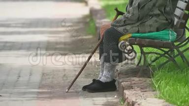 在公园里坐着拐杖的无家可归的<strong>贫困</strong>残疾人，俄罗斯的<strong>贫困</strong>概念