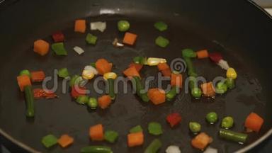 新鲜蔬菜，用油<strong>煎锅</strong>。 慢动作，特写.. 冷冻蔬菜混合在<strong>煎锅</strong>上。 铺设蔬菜