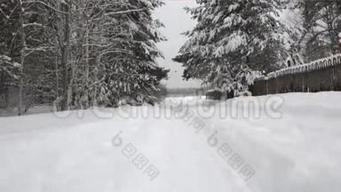 摄像机沿着雪道移动