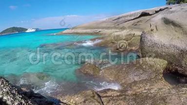 美丽的海浪对抗巨大的岩石。 西米兰群岛碧水。 HD GoPro慢<strong>速运</strong>动。 泰国。