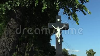 耶稣基督在十字架上，在<strong>林登树</strong>下，在朝圣教堂附近