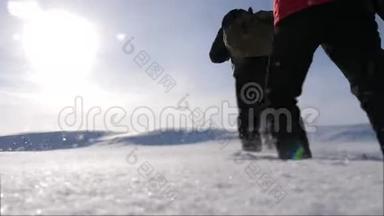 一队<strong>旅人</strong>沿着雪岭相向而行. 协调冬季游客的团队合作。 团队合作