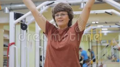 老年妇女伸展身体，在健身室做运动。 <strong>健康</strong>体操。 活跃的<strong>老年人</strong>。