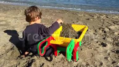 幼儿幼儿玩沙.
