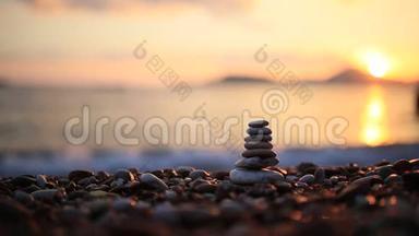 平衡海滩上的石头。 心灵的平静。 平衡生活。 会不会
