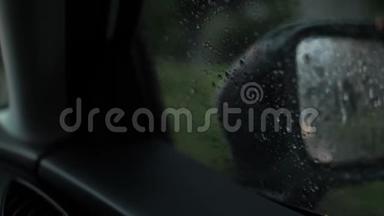 交通堵塞时下雨时的汽车侧镜