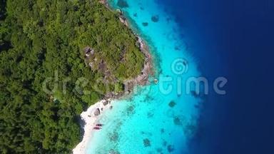令人惊叹的西米兰岛蜜月海滩与Cristal清澈的蓝海水。 空中高清。 泰国PhangNga省。