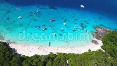 空中：热带桑迪公主海滩和蓝色清水与船和游客。 高清慢速运动。 西米兰，泰国。