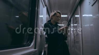 火车上的女孩用智能手机