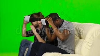 男人回避VR眼镜里的东西。 绿色屏幕