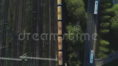 列车桥梁和铁路公路与列车在里加市慢动作无人机飞行近桥与汽车交通空中飞行