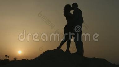 男朋友和女朋友接吻，看着夕阳。 永远快乐