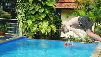 有趣的白种人在水里跳着跟他的儿子做空<strong>翻动</strong>作很慢。 1920x1080
