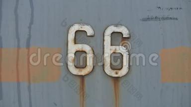 在沙漠第66号历史路线上的路标，在户外的铁路牌上