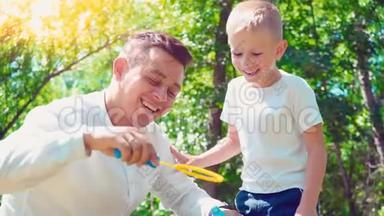 父亲和儿子吹肥皂泡，家庭娱乐，孩子和父亲玩得开心