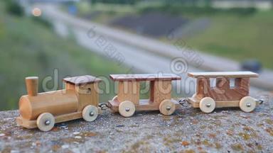 高速公路上方的小型木制玩具火车