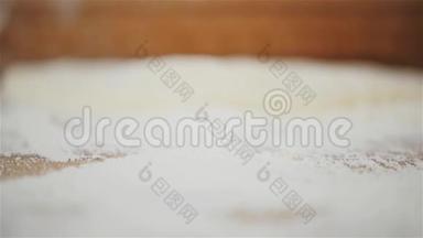 手在木桌上擀面皮做披萨，特写背景