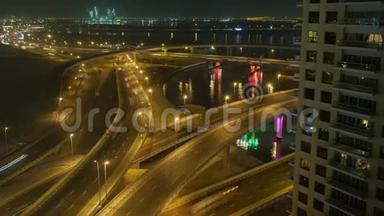 夜间照明迪拜交通市中心屋顶全景时间推移。 夜间照明迪拜交通道路时间