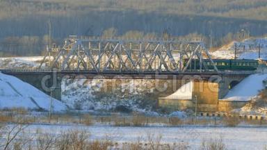 火车经过铁路桥. 冬季景观