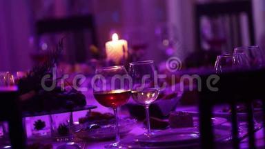 宴会桌上有酒杯和蜡烛，宴会桌上有红酒和白酒
