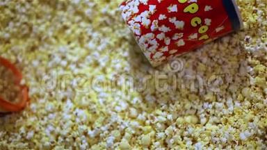 一个地方有很多爆米花。 盒子里有爆米花，电影院里有新鲜爆米花。 在电影院吃的，不是有用的食物。