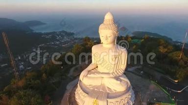 著名的白大佛大理石雕像。 在日出期间高空飞行远景。 泰国普吉岛。