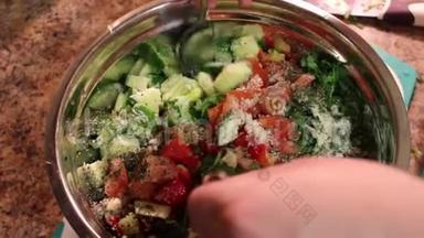 厨师把蔬菜沙拉的原料混合在碗里。 在碗中加入搅拌蔬菜沙拉。 混合配料