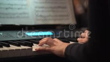 钢琴家的手在音乐会上演奏键盘手。 键盘播放器