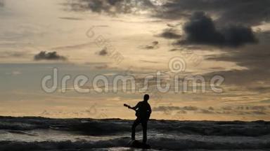 在波涛汹涌的大海中，人在小岩石上弹吉他的剪影