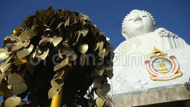 泰国普吉岛金属叶愿树和白色<strong>大佛</strong>像。 著名的佛教和旅游场所景观。