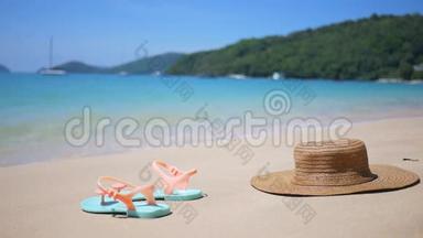 热带岛屿桑迪海滩上的帽子和拖鞋鞋。 HD旅行社网站背景资料. 泰国