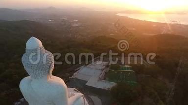 空中：大佛像和美化泰国日出。 高清。 泰国普吉岛。