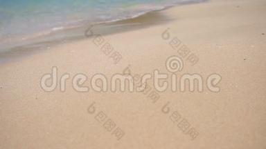 泰国热带海滩白沙留下脚印的年轻白种人女孩。 高清慢速运动。
