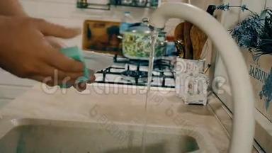 女人在厨房里用肥皂洗手。 带有侧面<strong>摄像机运动</strong>的特写镜头