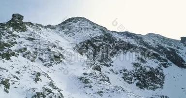 冬天的雪山上，空中落后，登山滑雪者向上攀登。雪覆盖着群山