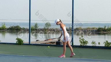 女人打网球。 提供网球拍的运动员