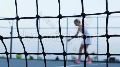 网球打网. 后台的网球选手