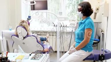 牙科医生在牙齿<strong>美</strong>白过程中与病人坐在一起的4k录像