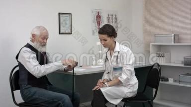 患有<strong>骨关节</strong>炎疼痛的老人与医生交谈。