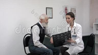 病人微笑，医生告诉核磁共振结果。