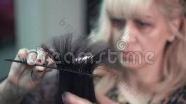<strong>发型师</strong>用专业剪刀给一个年轻女孩剪头发