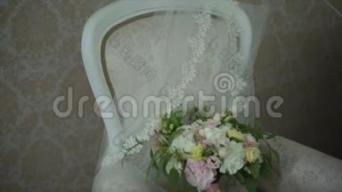 婚礼花束躺在漂亮的椅子上