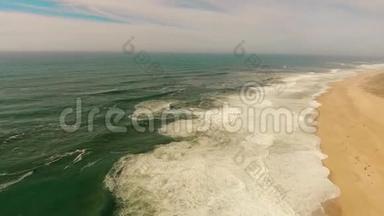 葡萄牙<strong>西部</strong>海岸沙滩上的巨浪