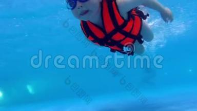 幼儿在水下游泳慢动作.. 穿救生衣的儿童在水下游泳